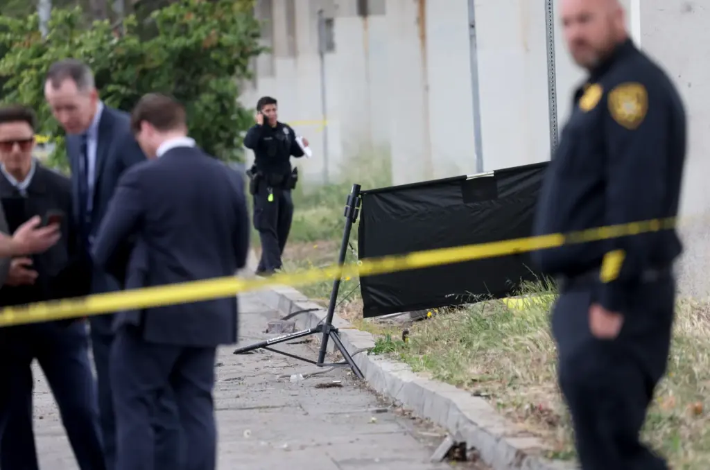 A manâs body lies on the median as Oakland police...