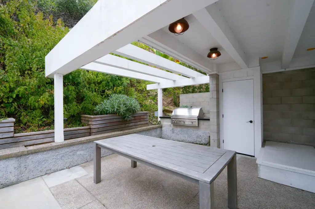 The outside area of 1641 Crespo Drive. (Nelvin C. Cepeda...