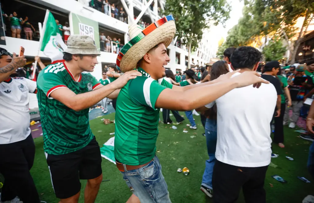 Mexico fans celebrate after Mexico beat the Korea Republic 1-0...