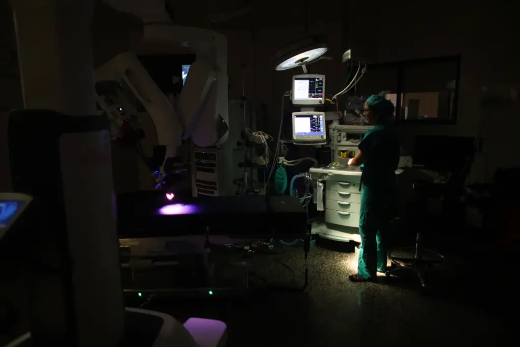 Dr. Rita Kwan-Feinberg with a da Vinci signal port surgical...
