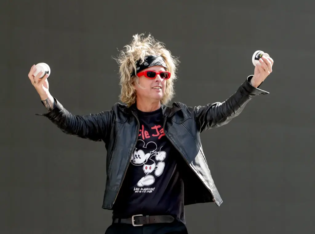 Billie Joe Armstrong of Green Day surprises fans to promote...