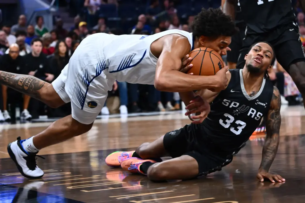 Golden State Warriorsâ Yaxel Lendeborg (1) battles San Antonio Spursâ...