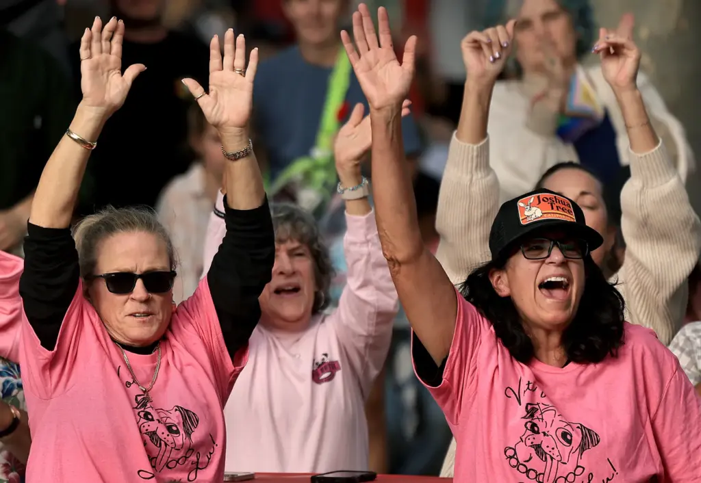 Fans of pug Jinny Lu cheer for their favorite mutt...