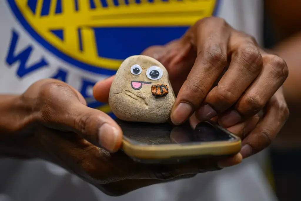 Golden State Warriorsâ De'Anthony Melton (8) shows off his pet...