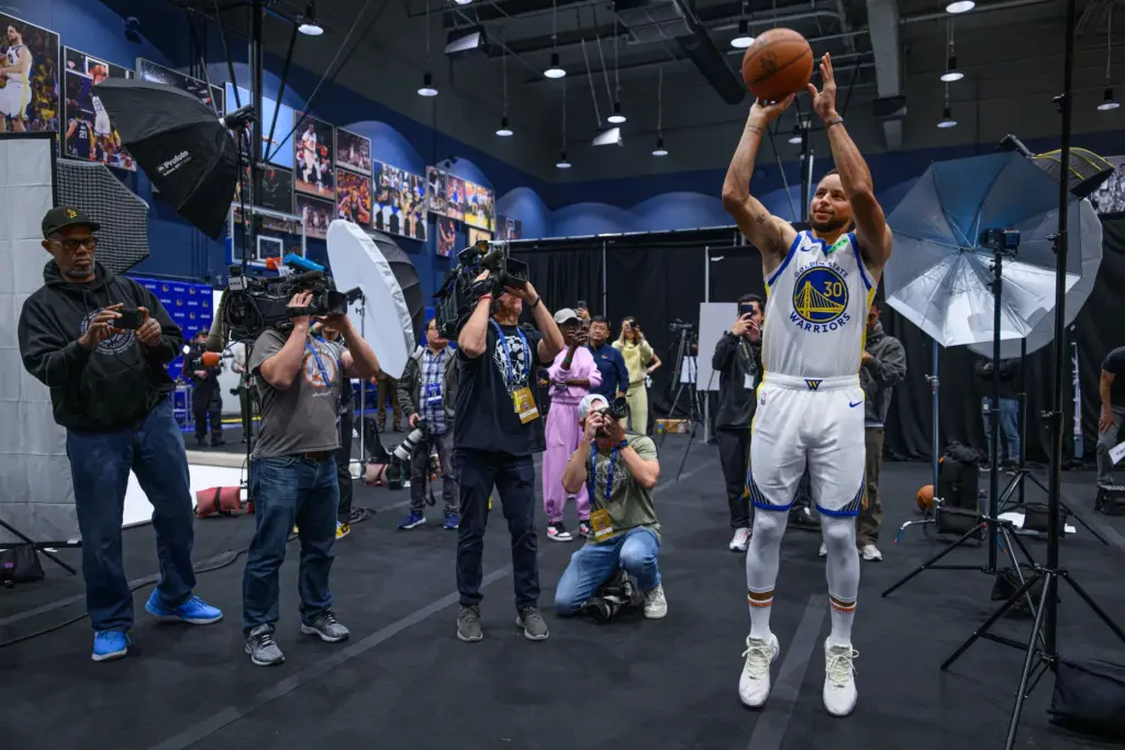 Golden State Warriorsâ Stephen Curry (30) shoots a baskets while...