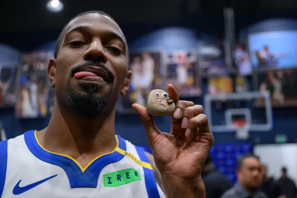 Golden State Warriorsâ De'Anthony Melton (8) shows off his pet...