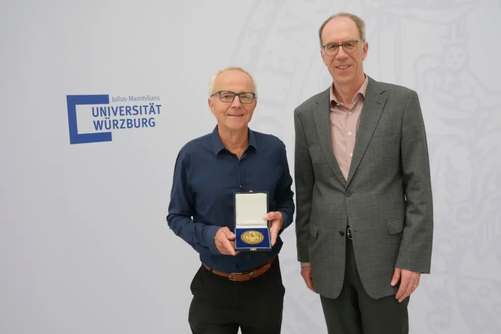 Professor Dr. Georg Nagel receives the 2024 RÃ¶ntgen Medal.